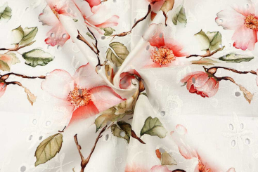 Bestickter Baumwollstoff mit Kirschblüten 