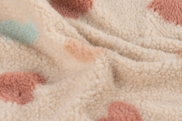 Teddy-Fleece mit romantischen Herzen 