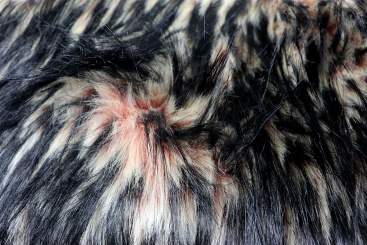 Pelzimitat Raven - Schwarz/Pink/Creme 
