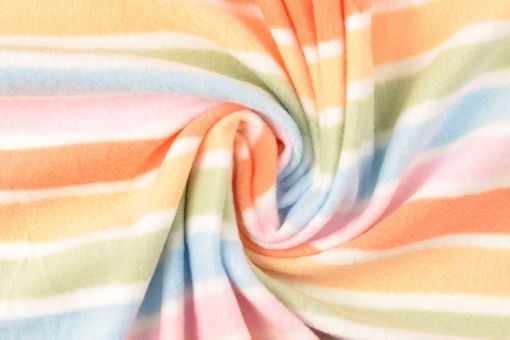 Fleece-Stoff mit Pastellstreifen 