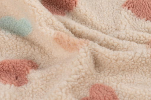 Teddy-Fleece mit romantischen Herzen 