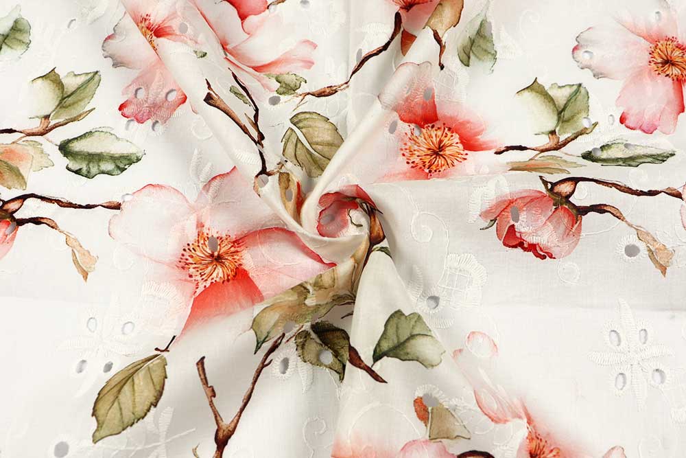 Bestickter Baumwollstoff mit Kirschblüten 